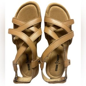 NEW Minnetonka Womens Size 6 Strappy Slingback Cushioned Honey Leather Sandals